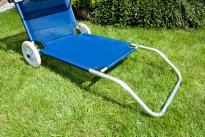 Leżak plażowy na kółkach ogrodowy z daszkiem kolor NIEBIESKI