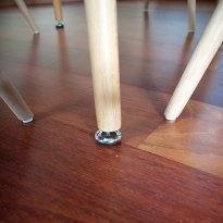 NOWOCZESNY ZESTAW STÓŁ OKRĄGŁY FI 80 DREWNOPODOBNY + 4 KRZESŁA GRAFITOWE